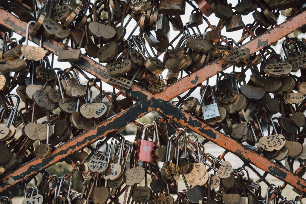 El fin de la tradición original de los candados de amor