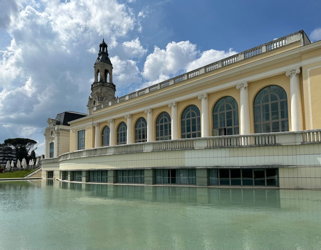 Palais Beaumont Et miroir d'eau à Pau